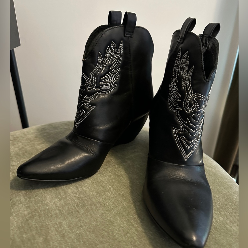 Ankle boots with stitched design 7.5